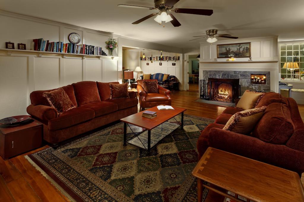 The Egremont Village Inn South Egremont Экстерьер фото